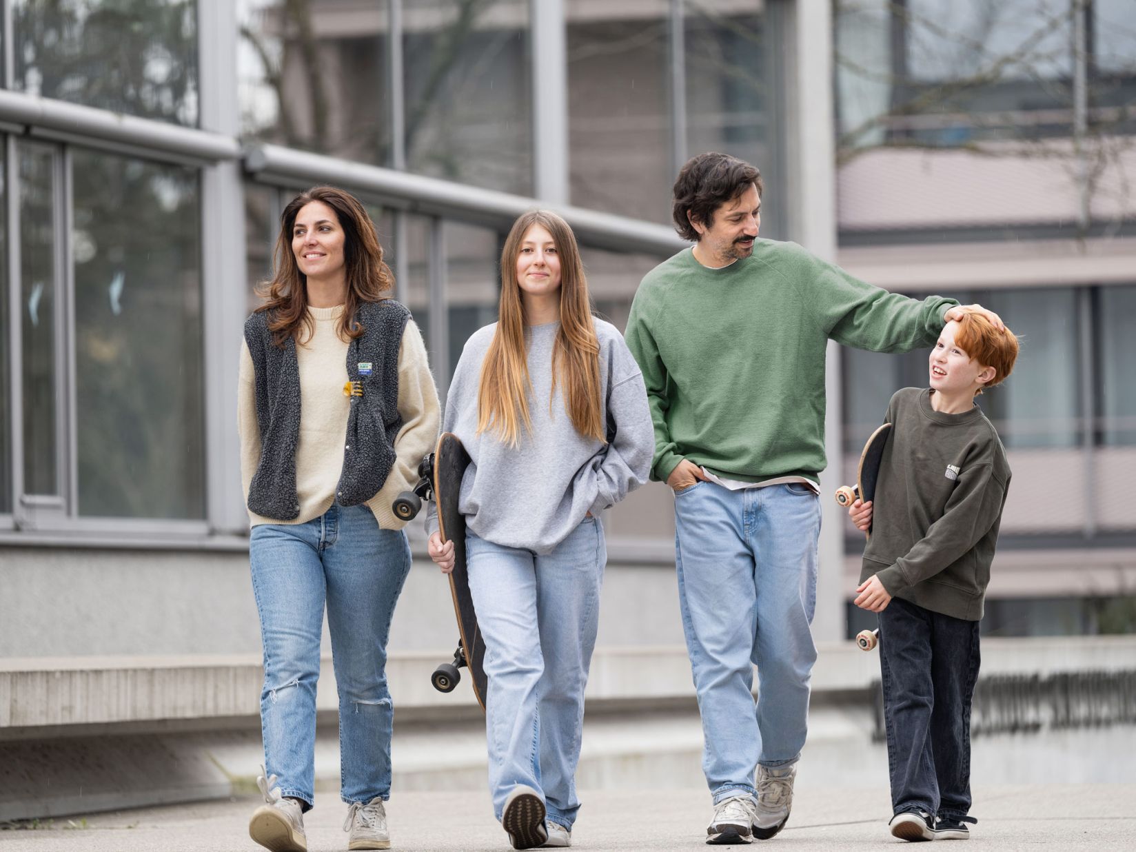 DreamLite® Nachtlinsen – Orthokeratologie (Ortho-K) zur Korrektur von Myopie (Kurzsichtigkeit) und Astigmatismus (Hornhautverkrümmung). Klare Sicht am Tag ohne Brille oder OP, reversibel, komfortabel und sicher. Myopie-Management für Kinder und Erwachsene, professionelle Anpassung durch zertifizierte Fachspezialisten, maximale Sicherheit und Sehkomfort. | Lentilles de nuit DreamLite® – Ortho-K pour corriger la myopie et l’astigmatisme. Vision claire le jour sans lunettes ni chirurgie, solution réversible et confortable. Gestion de la myopie pour enfants et adultes, adaptation par spécialistes certifiés, sécurité et confort garantis.