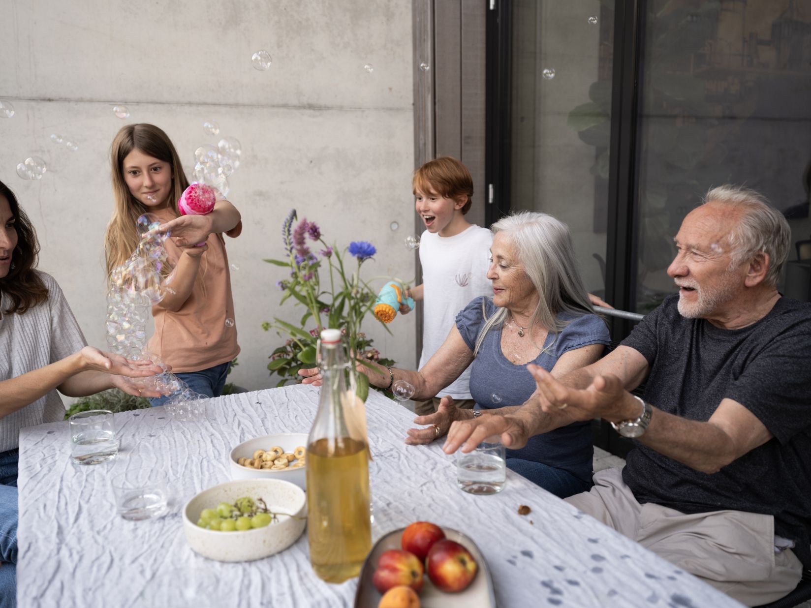 DreamLite® Nachtlinsen – Orthokeratologie (Ortho-K) zur Korrektur von Myopie (Kurzsichtigkeit) und Astigmatismus (Hornhautverkrümmung). Klare Sicht am Tag ohne Brille oder OP, reversibel, komfortabel und sicher. Myopie-Management für Kinder und Erwachsene, professionelle Anpassung durch zertifizierte Fachspezialisten, maximale Sicherheit und Sehkomfort. | Lentilles de nuit DreamLite® – Ortho-K pour corriger la myopie et l’astigmatisme. Vision claire le jour sans lunettes ni chirurgie, solution réversible et confortable. Gestion de la myopie pour enfants et adultes, adaptation par spécialistes certifiés, sécurité et confort garantis.
