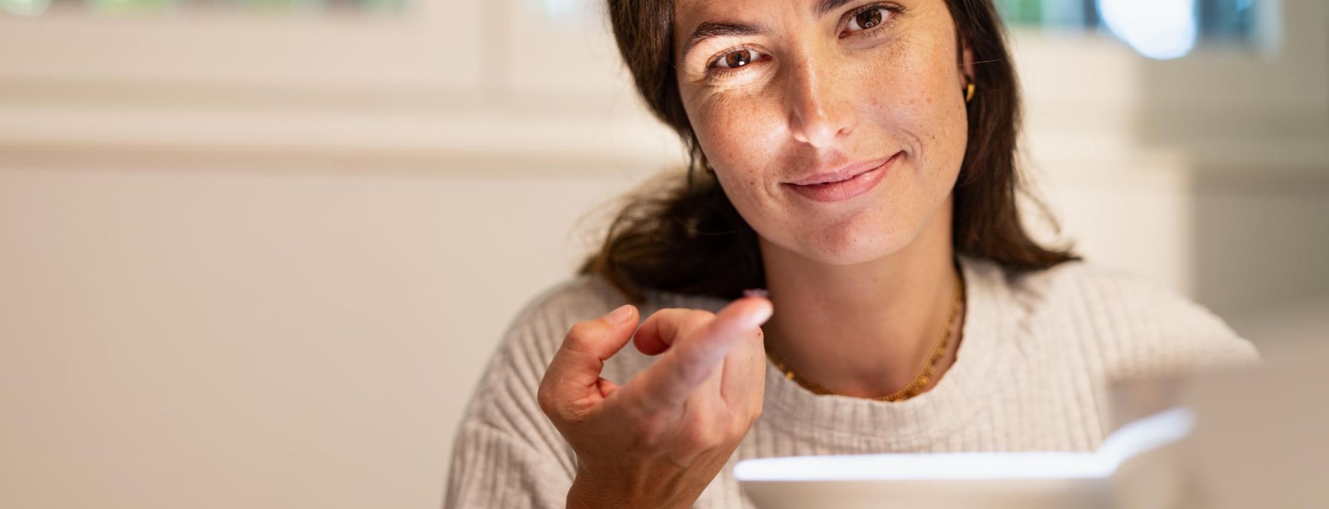 DreamLite® Nachtlinsen – Orthokeratologie (Ortho-K) zur Korrektur von Myopie (Kurzsichtigkeit) und Astigmatismus (Hornhautverkrümmung). Klare Sicht am Tag ohne Brille oder OP, reversibel, komfortabel und sicher. Myopie-Management für Kinder und Erwachsene, professionelle Anpassung durch zertifizierte Fachspezialisten, maximale Sicherheit und Sehkomfort. | Lentilles de nuit DreamLite® – Ortho-K pour corriger la myopie et l’astigmatisme. Vision claire le jour sans lunettes ni chirurgie, solution réversible et confortable. Gestion de la myopie pour enfants et adultes, adaptation par spécialistes certifiés, sécurité et confort garantis.