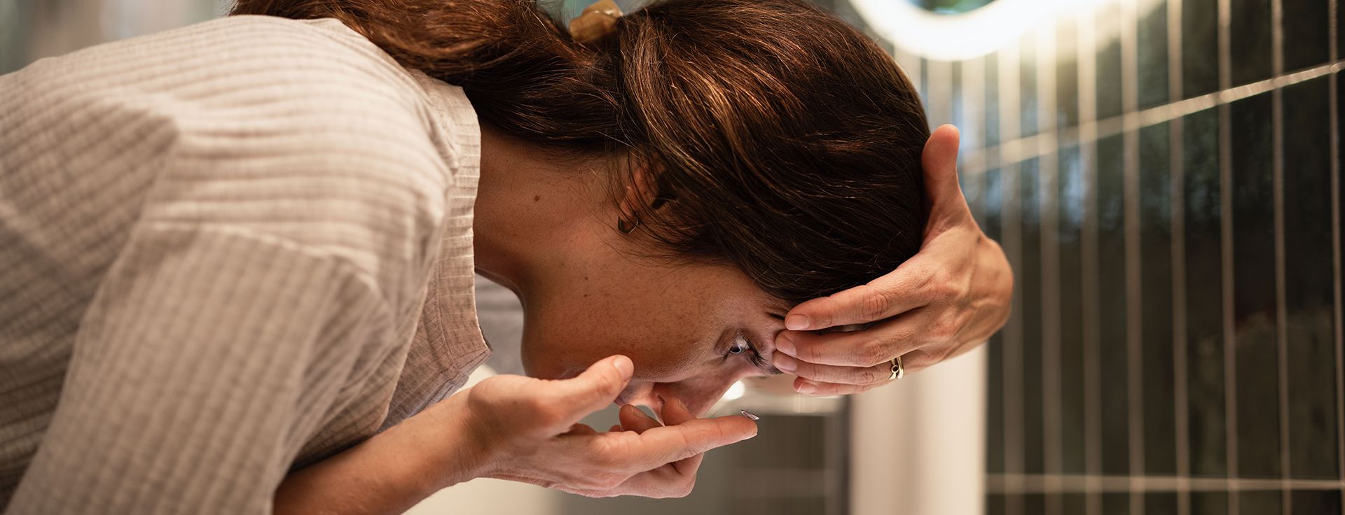 DreamLite® Nachtlinsen – Orthokeratologie (Ortho-K) zur Korrektur von Myopie (Kurzsichtigkeit) und Astigmatismus (Hornhautverkrümmung). Klare Sicht am Tag ohne Brille oder OP, reversibel, komfortabel und sicher. Myopie-Management für Kinder und Erwachsene, professionelle Anpassung durch zertifizierte Fachspezialisten, maximale Sicherheit und Sehkomfort. | Lentilles de nuit DreamLite® – Ortho-K pour corriger la myopie et l’astigmatisme. Vision claire le jour sans lunettes ni chirurgie, solution réversible et confortable. Gestion de la myopie pour enfants et adultes, adaptation par spécialistes certifiés, sécurité et confort garantis.