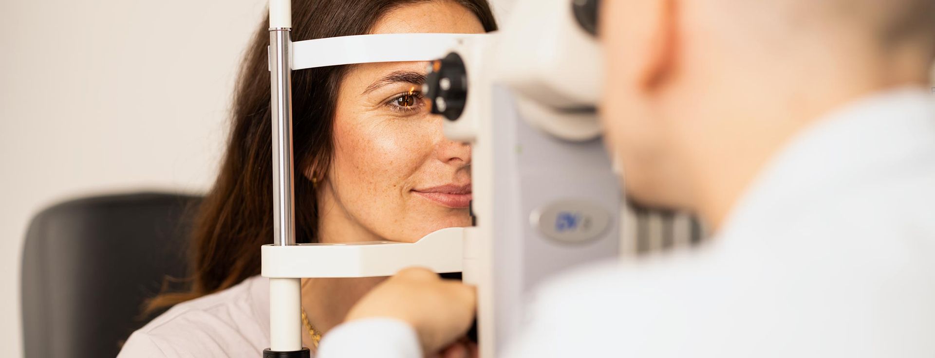 DreamLite® Nachtlinsen – Orthokeratologie (Ortho-K) zur Korrektur von Myopie (Kurzsichtigkeit) und Astigmatismus (Hornhautverkrümmung). Klare Sicht am Tag ohne Brille oder OP, reversibel, komfortabel und sicher. Myopie-Management für Kinder und Erwachsene, professionelle Anpassung durch zertifizierte Fachspezialisten, maximale Sicherheit und Sehkomfort. | Lentilles de nuit DreamLite® – Ortho-K pour corriger la myopie et l’astigmatisme. Vision claire le jour sans lunettes ni chirurgie, solution réversible et confortable. Gestion de la myopie pour enfants et adultes, adaptation par spécialistes certifiés, sécurité et confort garantis.