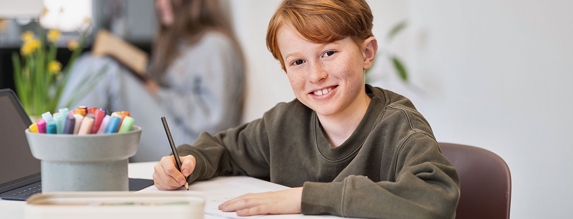 DreamLite® Nachtlinsen – Orthokeratologie (Ortho-K) zur Korrektur von Myopie (Kurzsichtigkeit) und Astigmatismus (Hornhautverkrümmung). Klare Sicht am Tag ohne Brille oder OP, reversibel, komfortabel und sicher. Myopie-Management für Kinder und Erwachsene, professionelle Anpassung durch zertifizierte Fachspezialisten, maximale Sicherheit und Sehkomfort. | Lentilles de nuit DreamLite® – Ortho-K pour corriger la myopie et l’astigmatisme. Vision claire le jour sans lunettes ni chirurgie, solution réversible et confortable. Gestion de la myopie pour enfants et adultes, adaptation par spécialistes certifiés, sécurité et confort garantis.