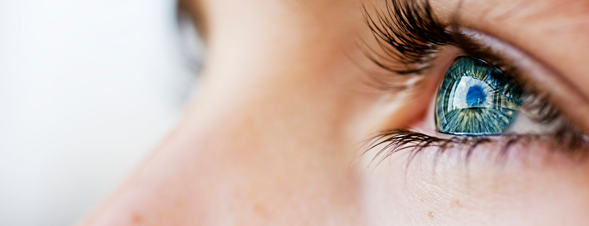 DreamLite® Nachtlinsen – Orthokeratologie (Ortho-K) zur Korrektur von Myopie (Kurzsichtigkeit) und Astigmatismus (Hornhautverkrümmung). Klare Sicht am Tag ohne Brille oder OP, reversibel, komfortabel und sicher. Myopie-Management für Kinder und Erwachsene, professionelle Anpassung durch zertifizierte Fachspezialisten, maximale Sicherheit und Sehkomfort. | Lentilles de nuit DreamLite® – Ortho-K pour corriger la myopie et l’astigmatisme. Vision claire le jour sans lunettes ni chirurgie, solution réversible et confortable. Gestion de la myopie pour enfants et adultes, adaptation par spécialistes certifiés, sécurité et confort garantis.